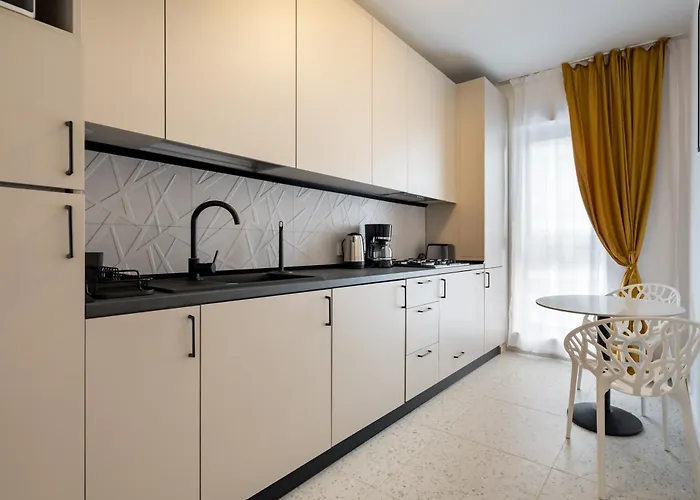 Plaza 37 Apartment *