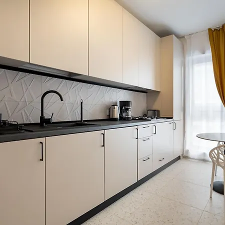 Plaza 37 Apartment *